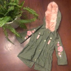 🎀Olive green infant jacket w/flowers on sleeve 🎀